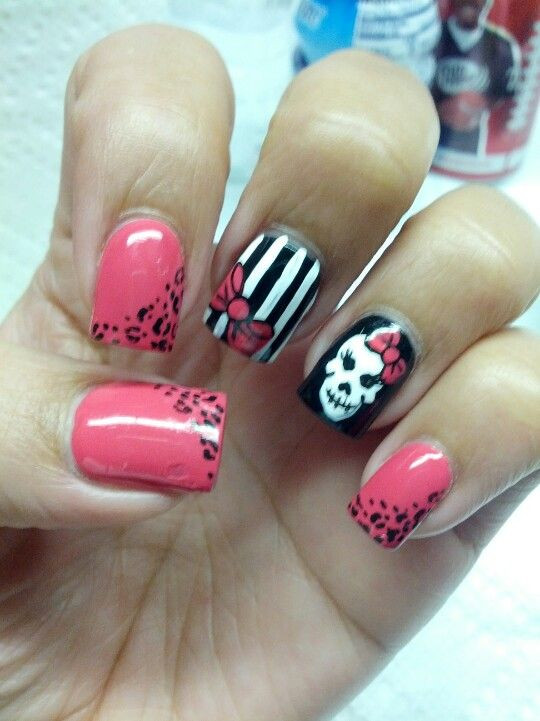 Nageldesign Totenkopf
 be better if the pink was blue or red