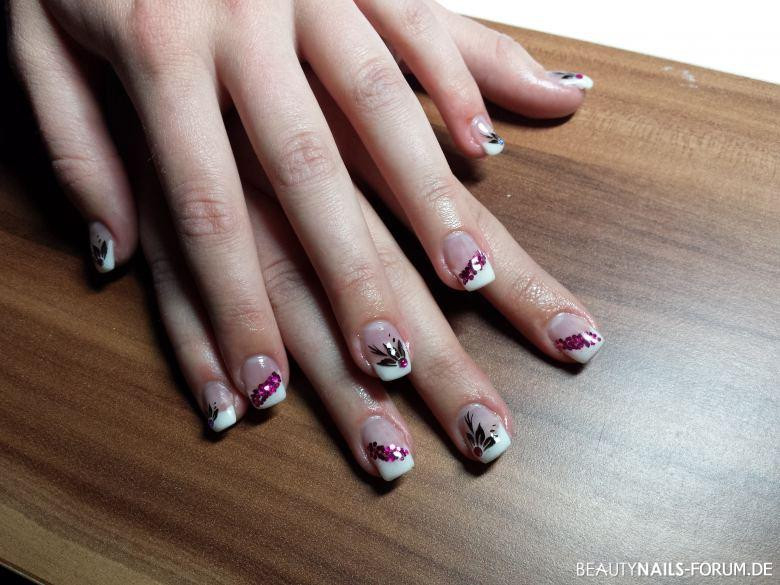 Nageldesign Weiß French
 French weiß mit pink Glitzer Nageldesign