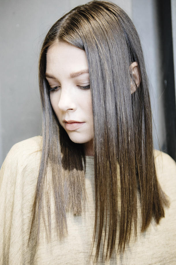 Neue Frisuren 2019
 Nach hinten angeschrägte Haare