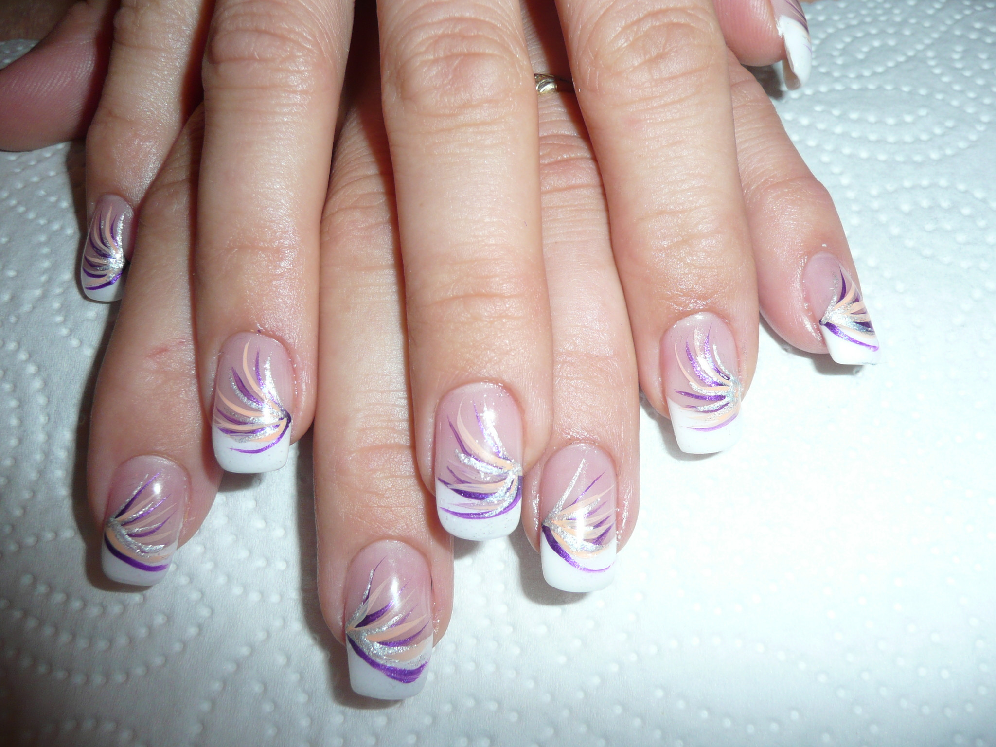 Neue Nageldesign
 Weißes French mit lila Muster mausel Me n Profile