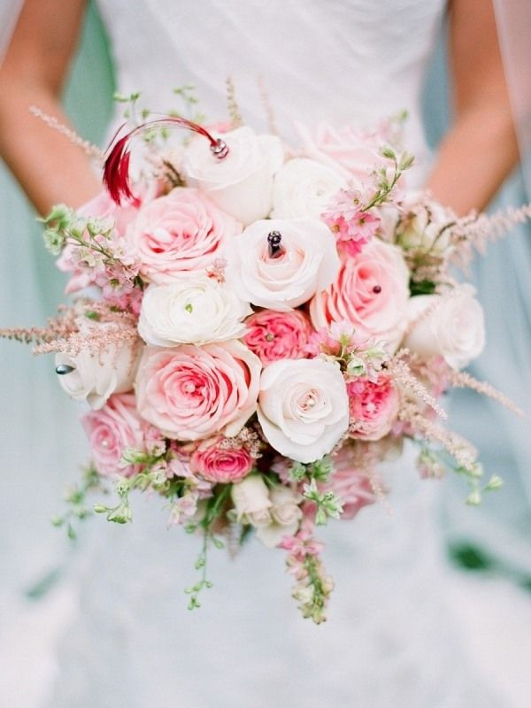 Perlenschmuck Hochzeit
 Brautstrauß mit rosa weißen Rosen und grüne Stiele