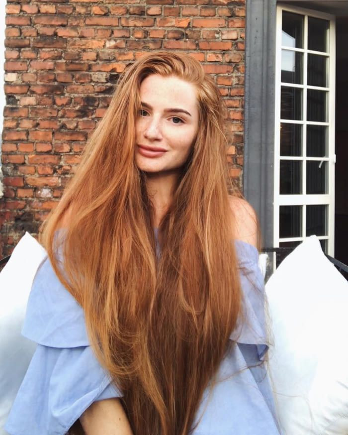Russische Frisuren
 Russische Frau von Alopezie litt hat jetzt schöne
