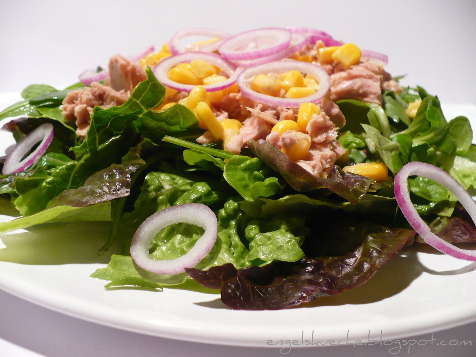 Salat Anrichten
 Essen aus Engelchens Küche Salat mit Thunfisch Mais und