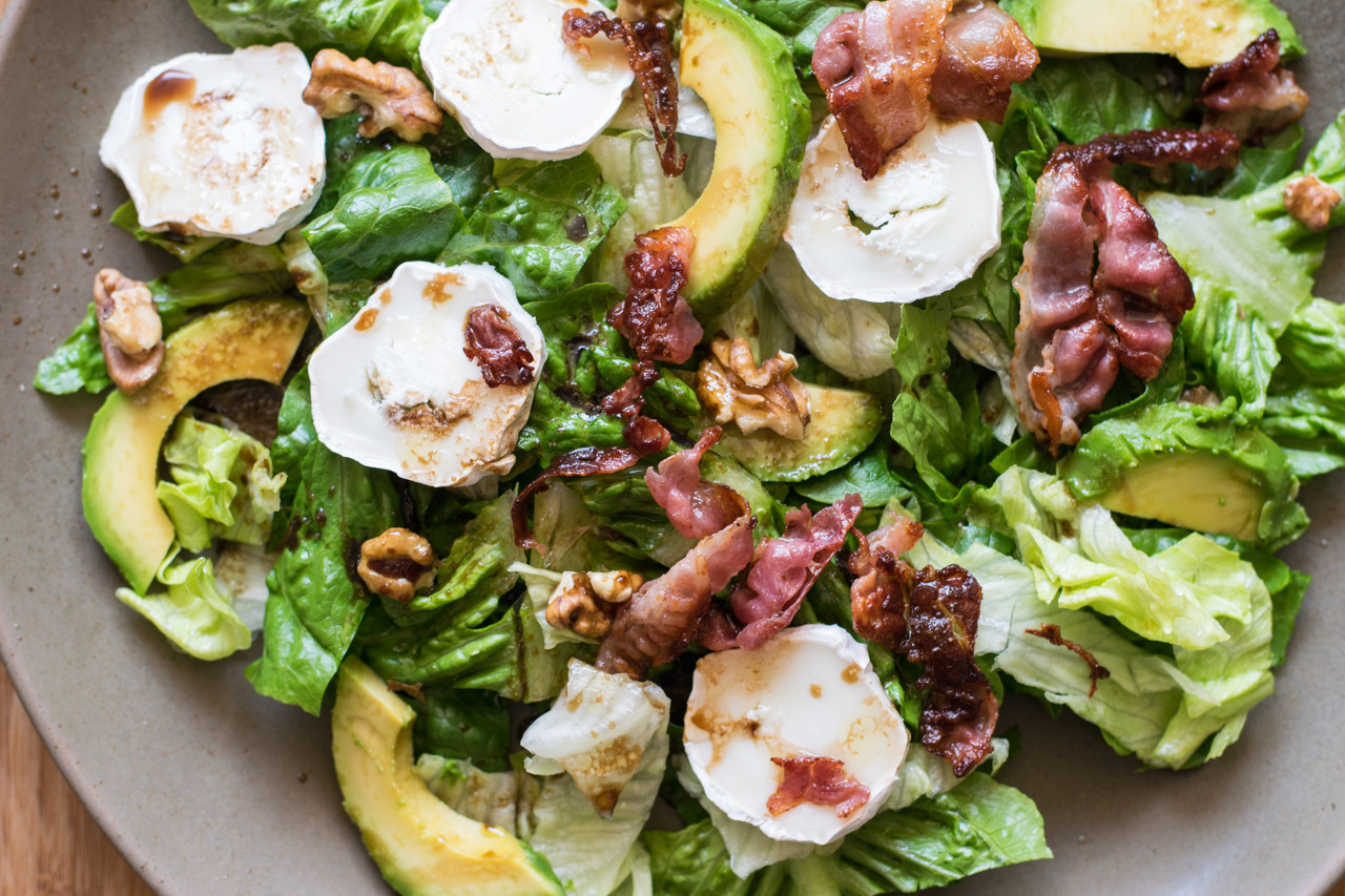 Salat Anrichten
 Low Carb Avocado Ziegenkäse Salat mit knusprigem Bacon