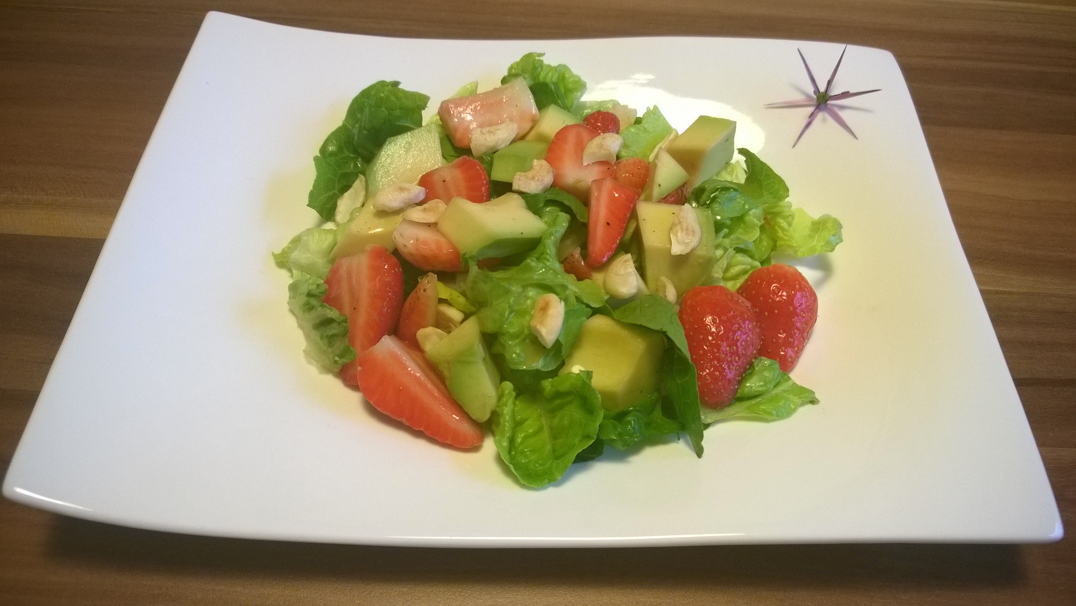 Salat Anrichten
 Avocado Erdbeer Salat mit Ingwer Dressing