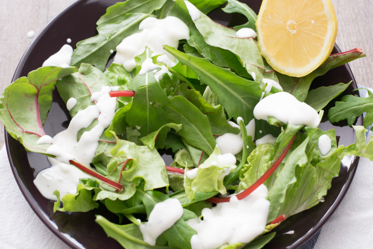 Salat Anrichten
 Leckeres Low Carb Hähnchen Cordon Bleu auf Salat