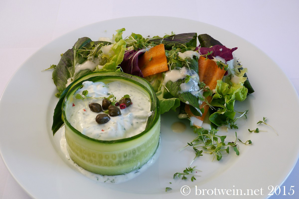 Salat Anrichten
 Salat mit Kräutermousse im Gurkenring Brotwein