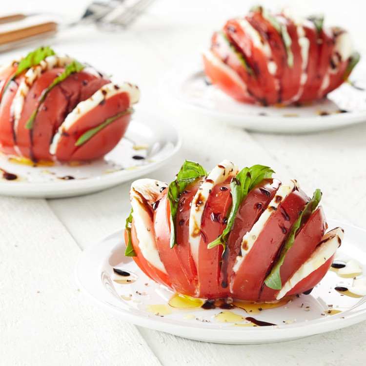 Salat Anrichten
 Wie lässt sich ein Tomate Mozzarella Salat schön anrichten