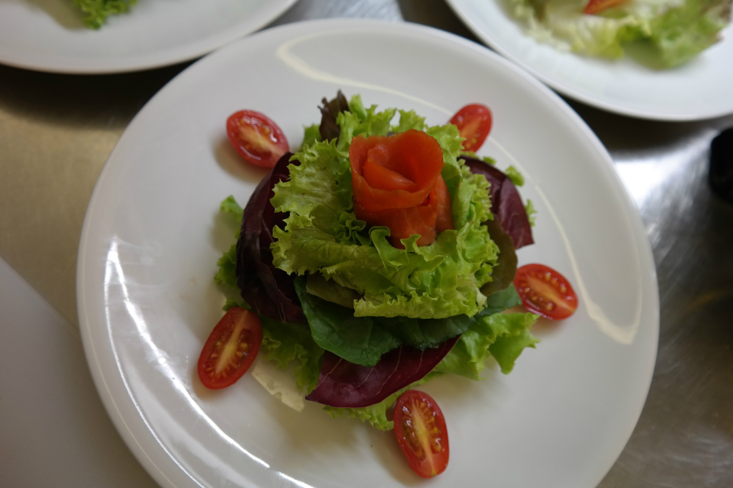 Salat Anrichten
 Salat mit Tomatenrose extra2style Lifestyle Magazin