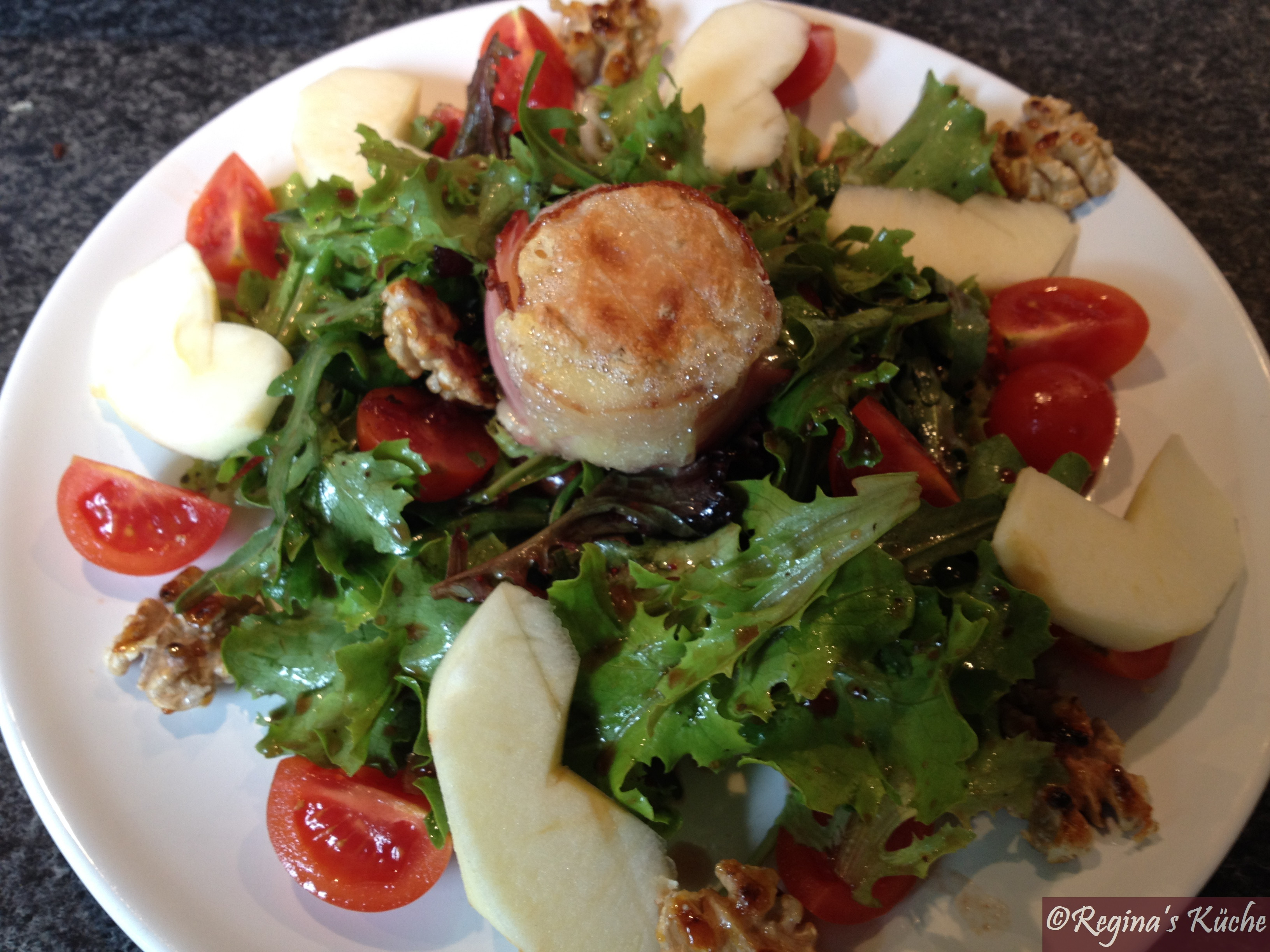 Salat Anrichten
 Salat mit Ziegenkäse karamellisierten Walnüssen und