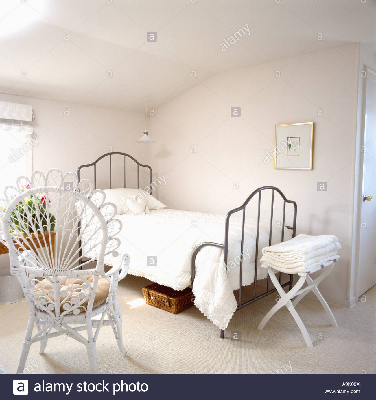 Schlafzimmer Stuhl
 Weißer Pfau Stuhl in einfache weiße Schlafzimmer mit