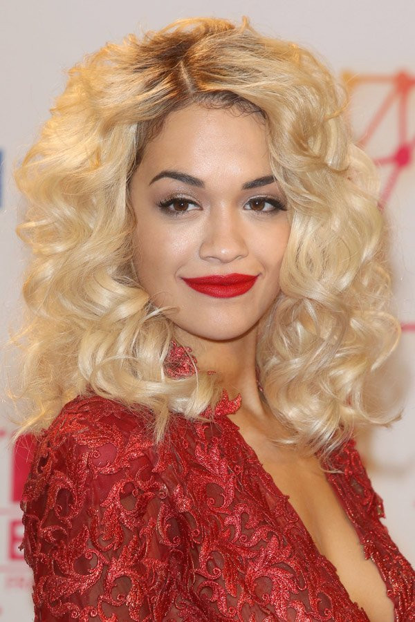 Schlimme Frisuren
 Rita Ora mit blonden Locken Bilder Mädchen