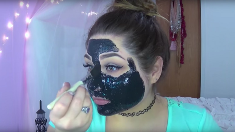 Schwarze Maske Diy
 DIY schwarze Anti Pickel Maske für reine Haut im