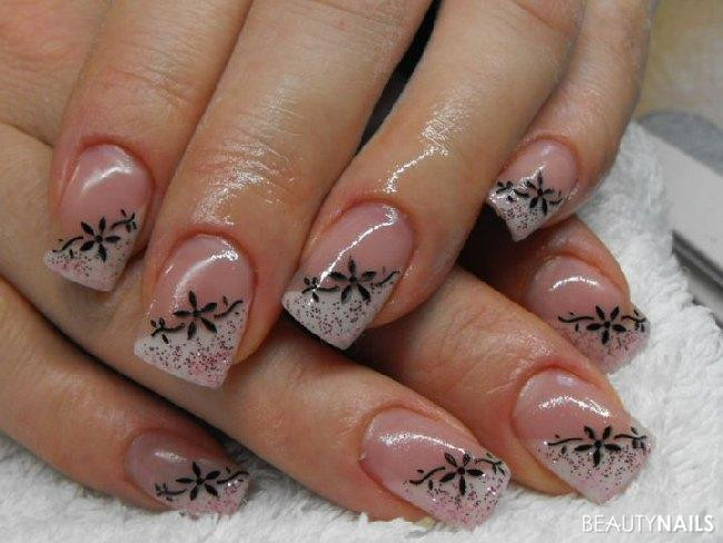 Schwarzes Nageldesign
 Schwarze Blumen Nageldesign Gelnägel