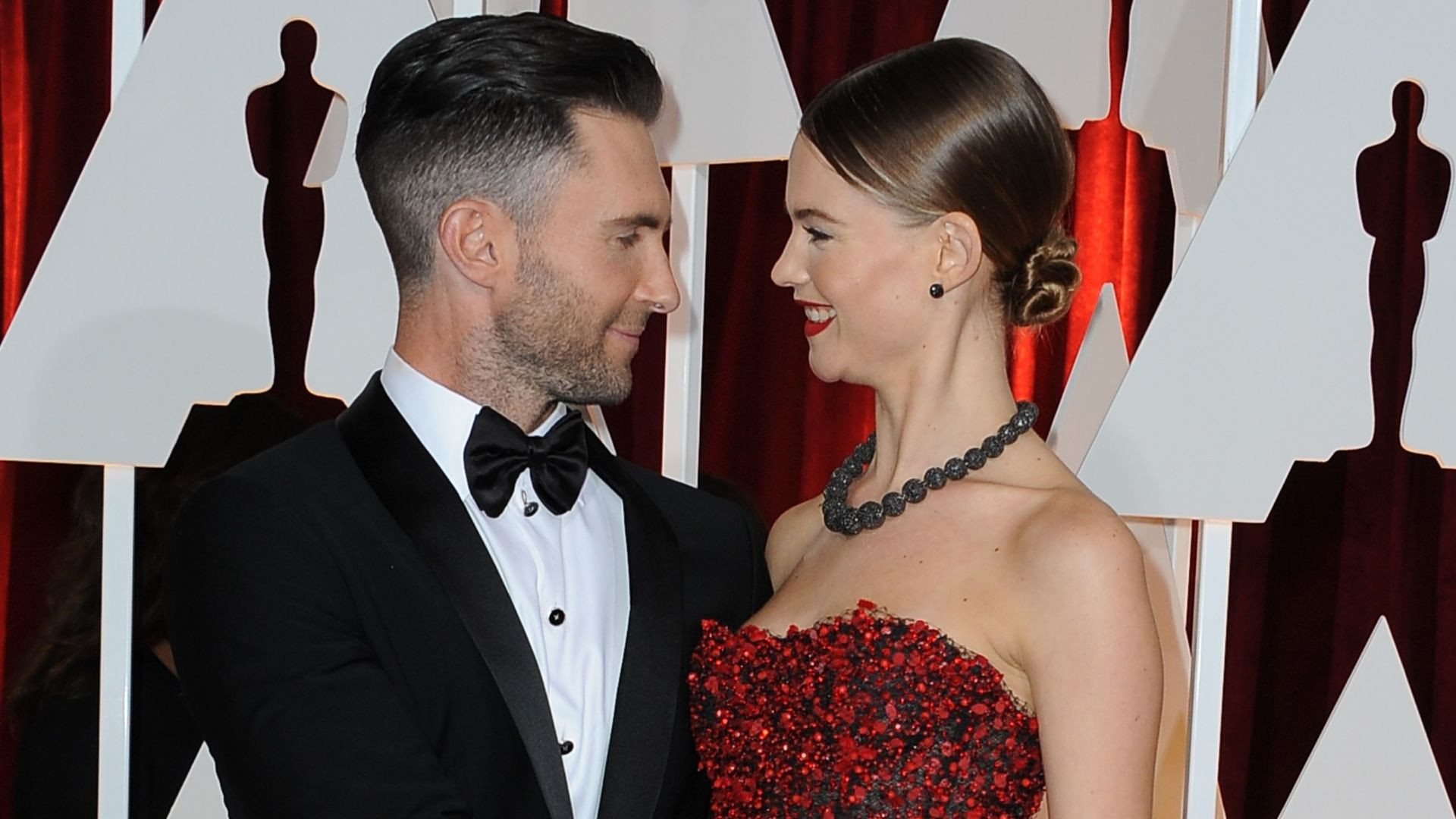 Sexy Geburtstagsgruß
 "Miststück" Adam Levine sendet Behati schrägen Liebesgruß