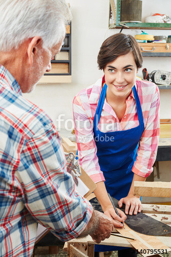 Stellenangebote Ausbilder Handwerk
 "Ausbilder erklärt Azubi das Handwerk" Stockfotos und