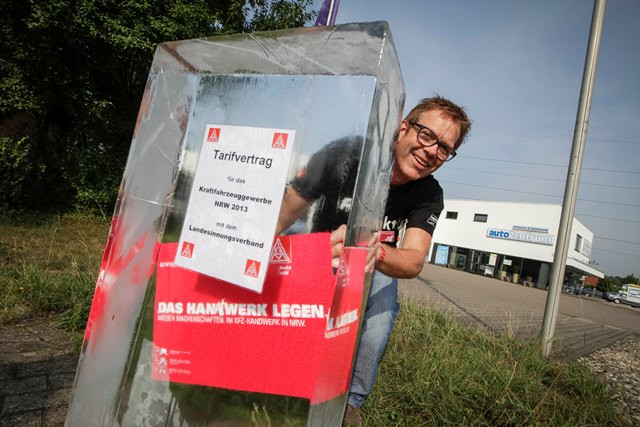 Tarifvertrag Kfz Handwerk
 Eisblock Aktion vor Autohaus des Bundesinnungsmeisters