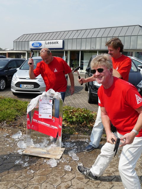 Tarifvertrag Kfz Handwerk Nrw
 Eisblock Aktion vor Autohaus des Bundesinnungsmeisters