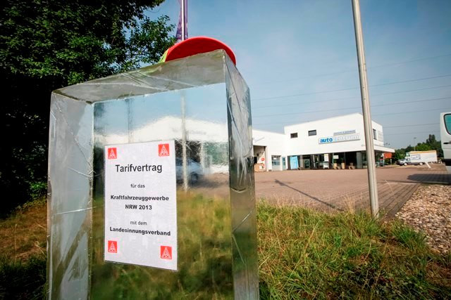 Tarifvertrag Kfz Handwerk Nrw
 Eisblock Aktion vor Autohaus des Bundesinnungsmeisters