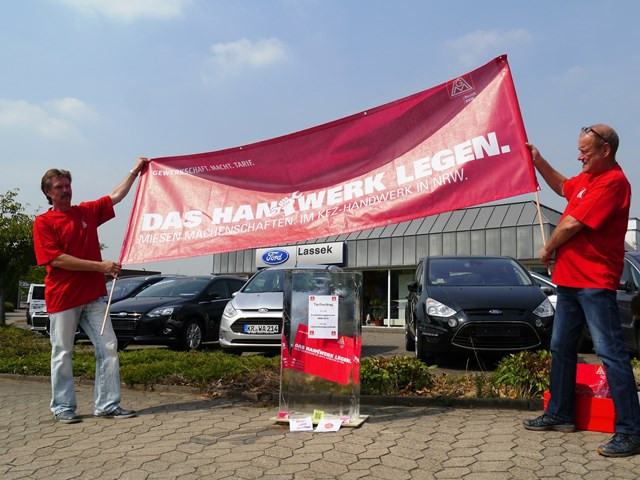 Tarifvertrag Kfz Handwerk Nrw
 Eisblock Aktion vor Autohaus des Bundesinnungsmeisters