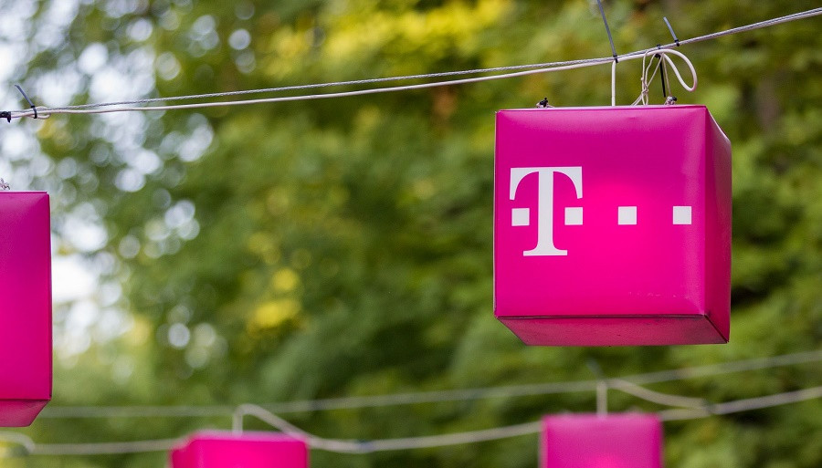 Telekom Powerbank Geburtstagsgeschenk 2017
 Media Deutsche Telekom in talks over potential sale of