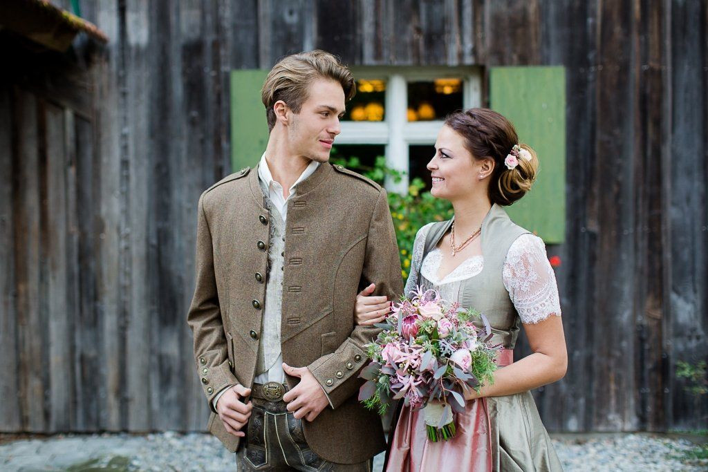 Trachten Hochzeit
 Moderne Hochzeit in Tracht mit Dirndl und Lederhose