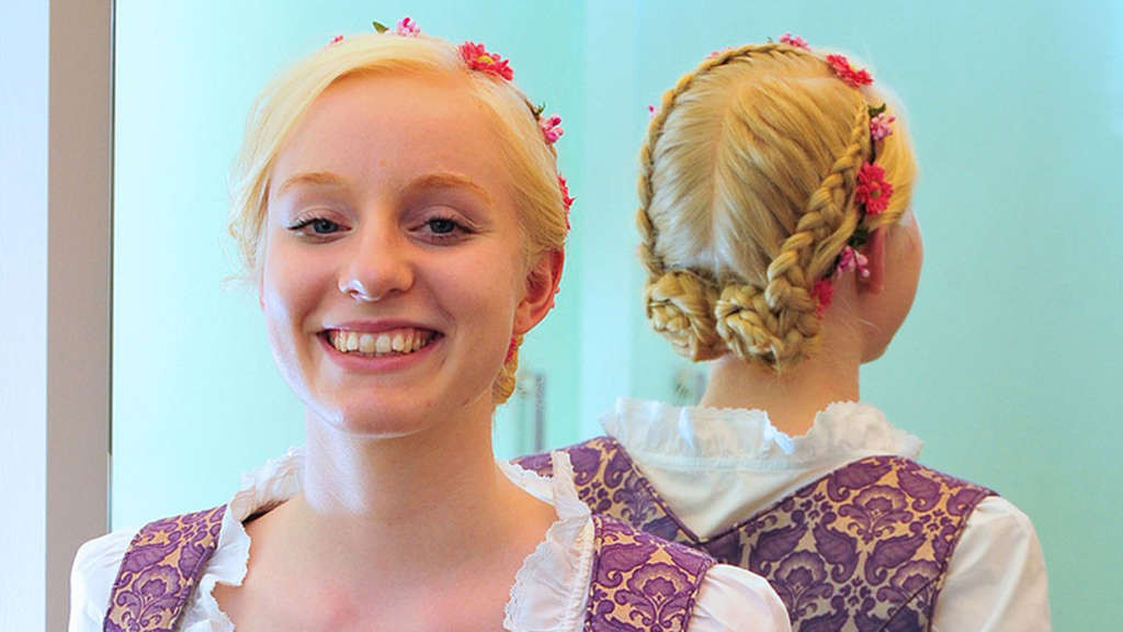 Volksfest Frisuren
 Dirndl Frisuren fürs Oktoberfest und Volksfest einfach