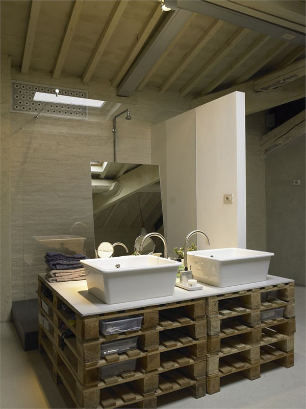 Waschbeckenunterschrank Diy
 A modern loft where reclaimed pallets were cleverly