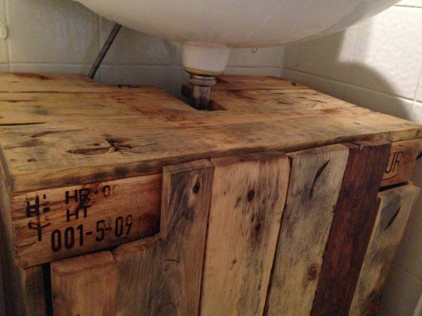 Waschbeckenunterschrank Diy
 Bathroom cabinet cupboard below sink from pallet timber