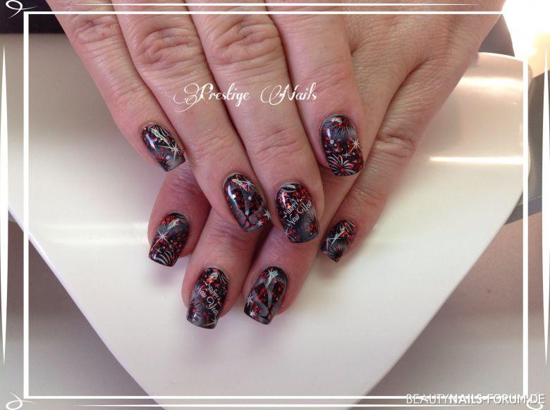 Weihnachts Nageldesign Bilder
 Rote Nägel mit Nageldesign