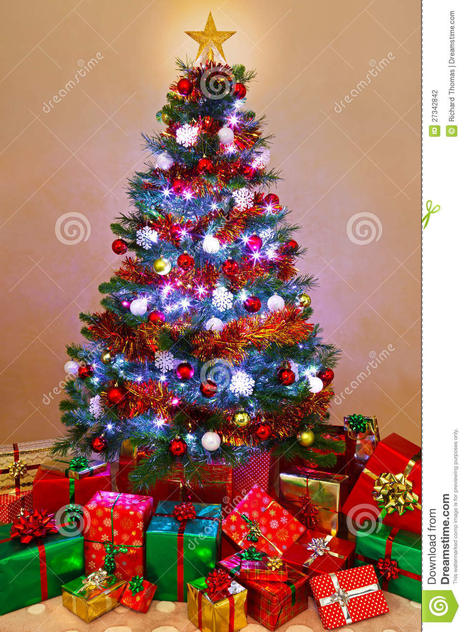 Weihnachtsbaum Geschenke
 Weihnachtsbaum Und Geschenke Zu Hause Stockfoto Bild von
