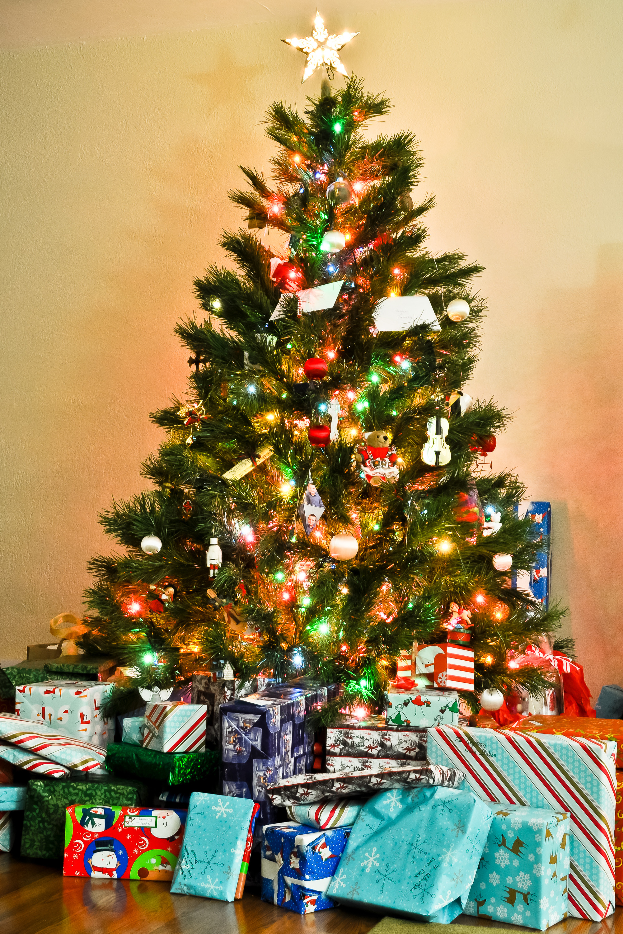 Weihnachtsbaum Geschenke
 Kostenloses Foto zum Thema baum geschenke weihnachten
