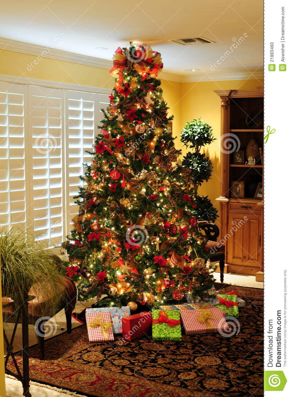 Weihnachtsbaum Geschenke
 Weihnachtsbaum Geschenke stockfoto Bild von dekorationen