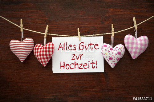 Zur Hochzeit Alles Gute
 "4 Stoffherzen mit Alles Gute zur Hochzeit auf Holzbrett