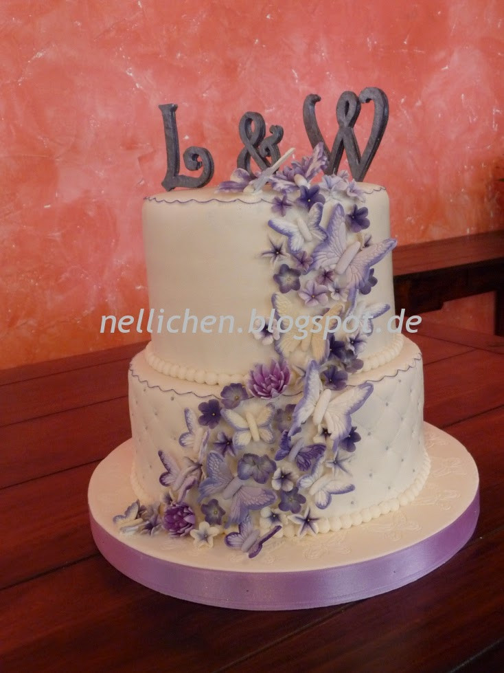 Zweistöckige Hochzeitstorte
 Zweistöckige Hochzeitstorte mit Schmetterlingen und Blüten