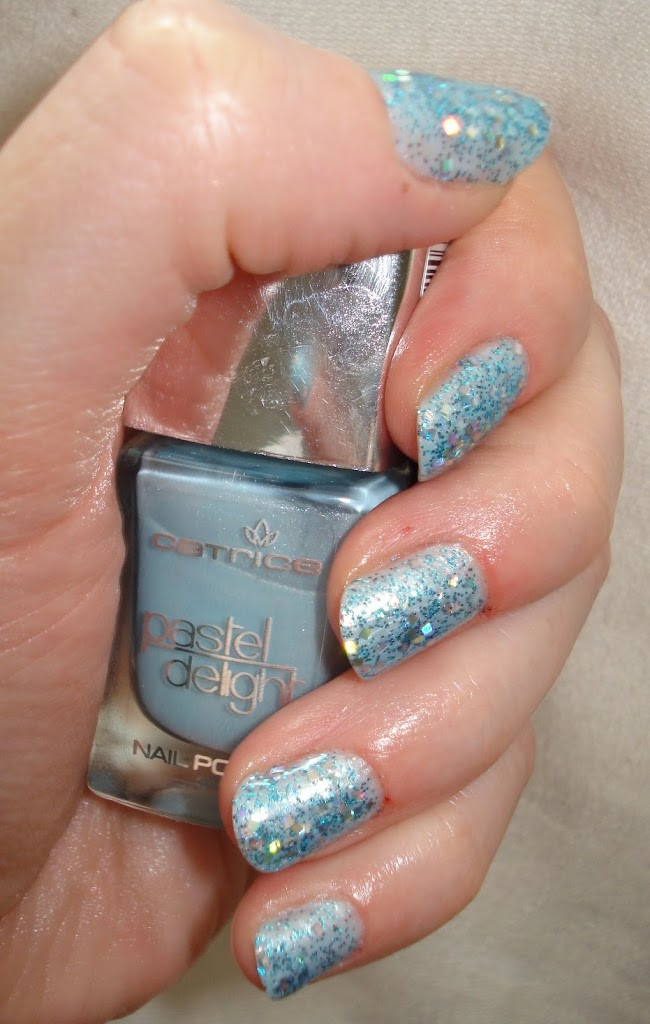 Aktuelles Nageldesign
 [NOTD] aktuelles Nageldesign in Blau und Glitter