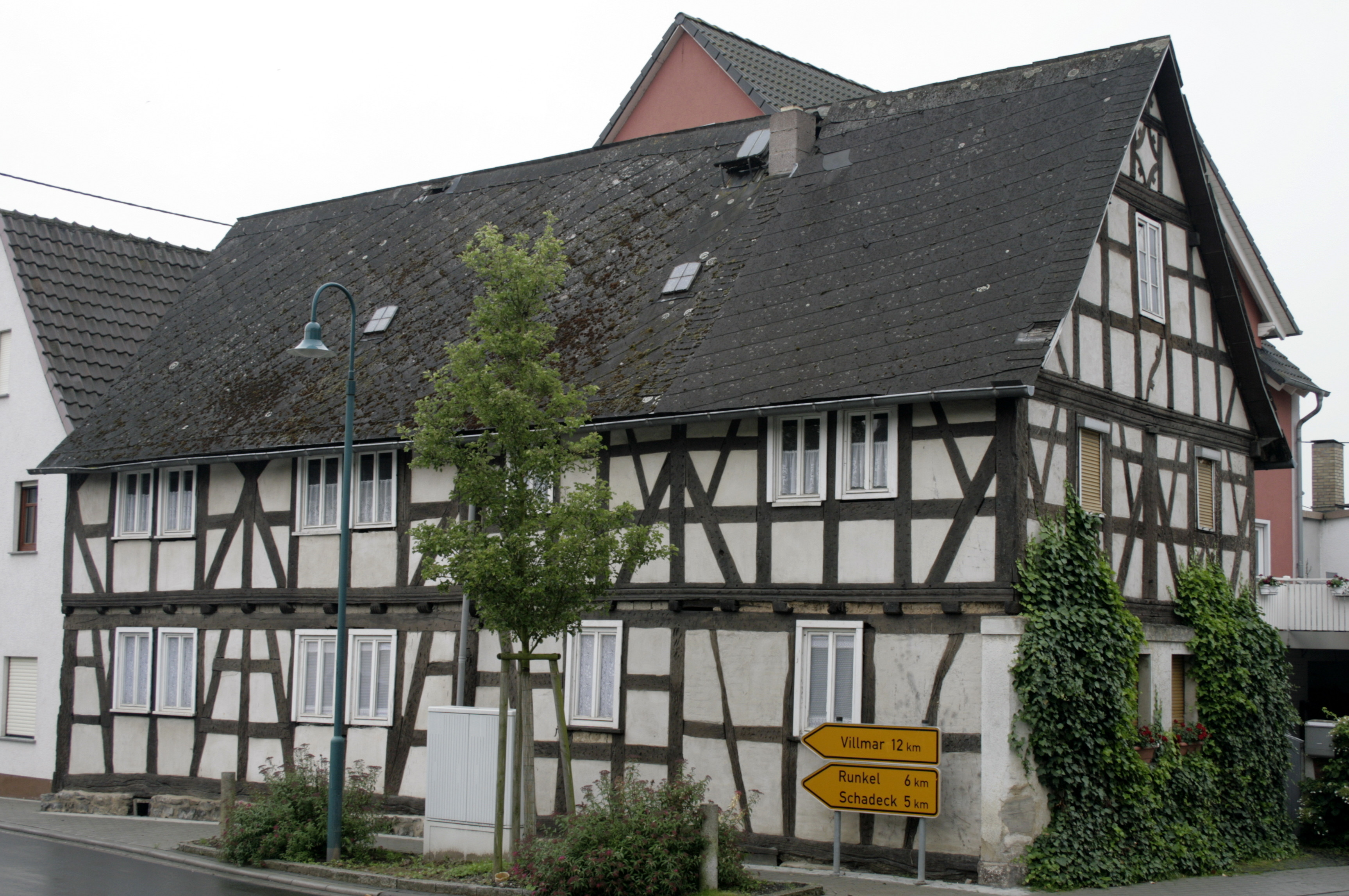 Altes Haus
 File Niedertiefenbach altes Haus JPG Wikimedia mons