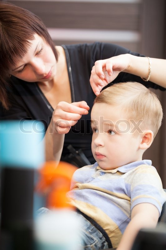 Baby Haarschnitt
 Friseur finishing jungen Haarschnitt mit Haar Einstellung