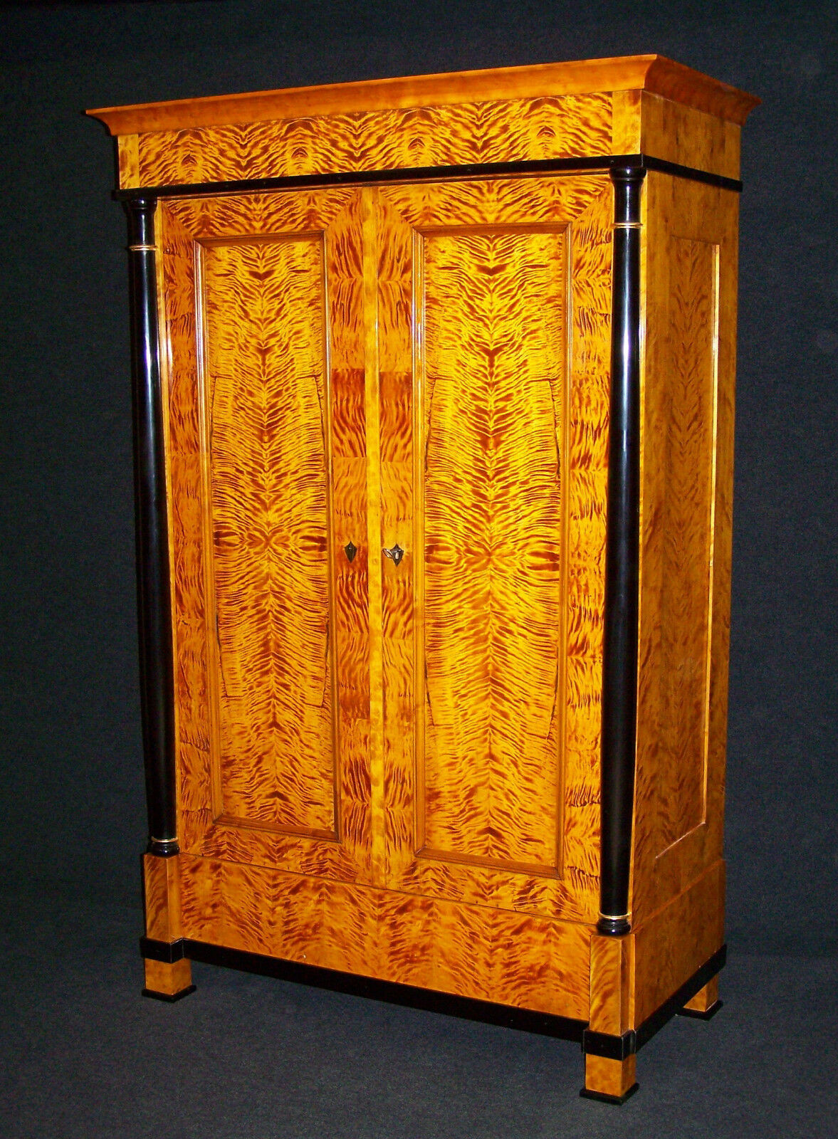 Biedermeier Schrank
 BIEDERMEIER SCHRANK AUS Birke um 1840 Schellack