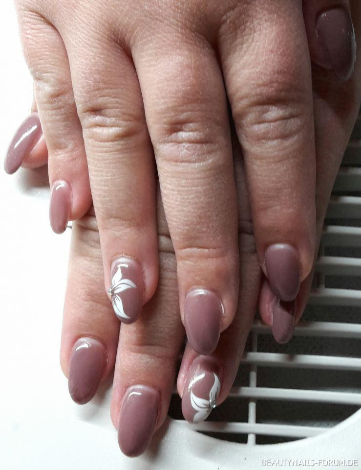 Bilder Von Nageldesign
 Nude Fullcover mit Airbrush Steinchen Nageldesign