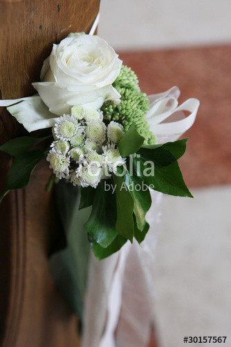 Blumendekoration Hochzeit
 "blumendekoration in der kirche bei hochzeit" Stockfotos