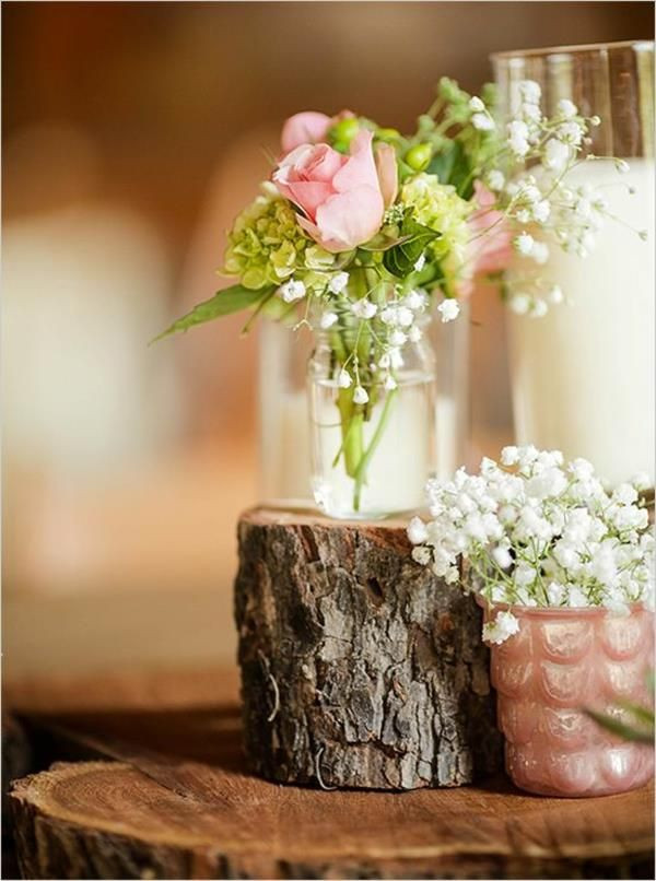 Blumendekoration Hochzeit
 Rosa im Glas und Holzstamm als Dekoration