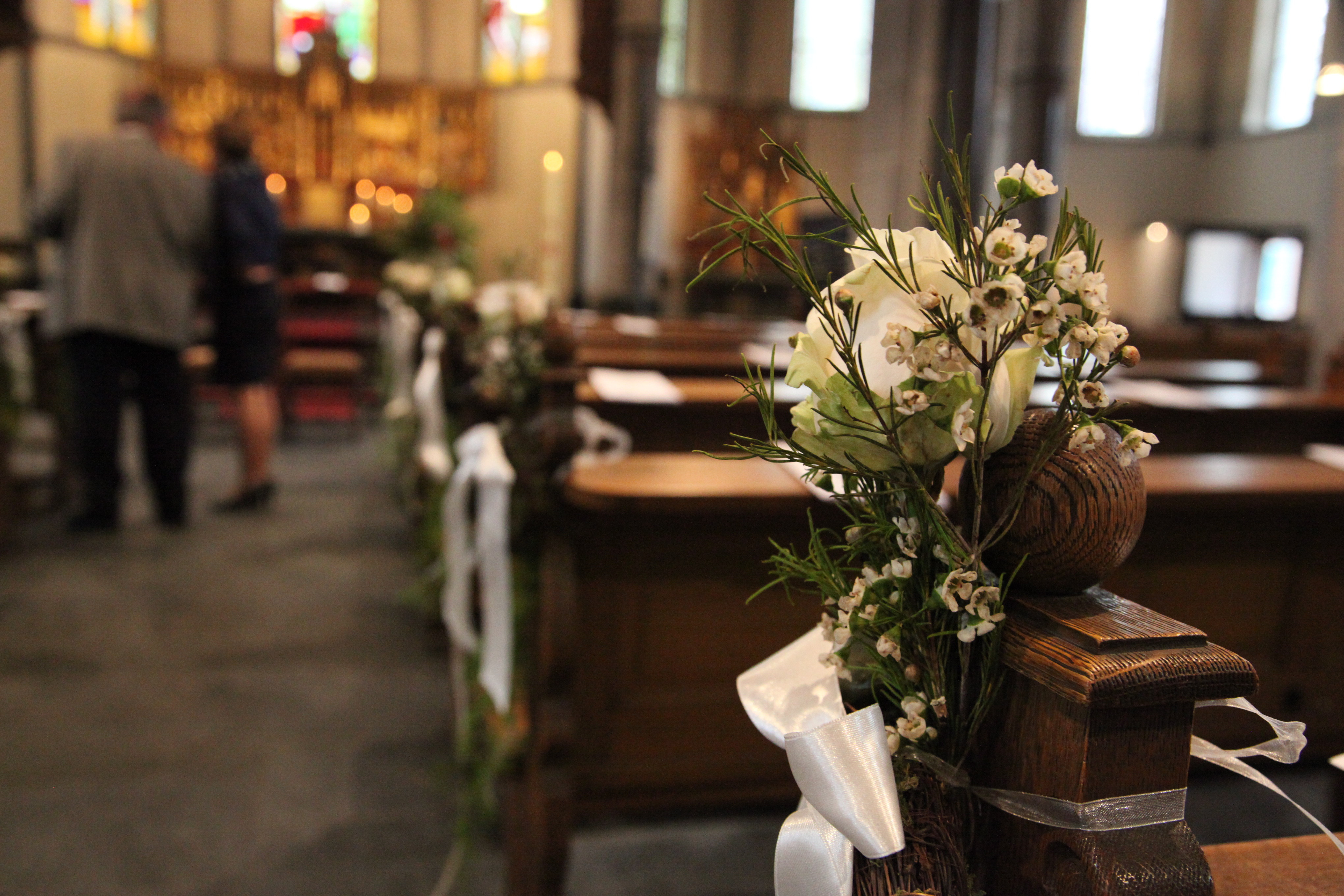 Blumenschmuck Kirche Hochzeit Altar
 Standesamt Kirche Blumen Peeters