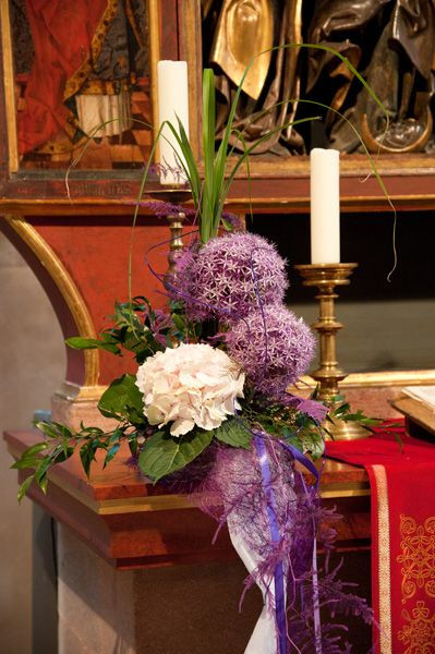 Blumenschmuck Kirche Hochzeit Altar
 deko mit Hortensien und Allium