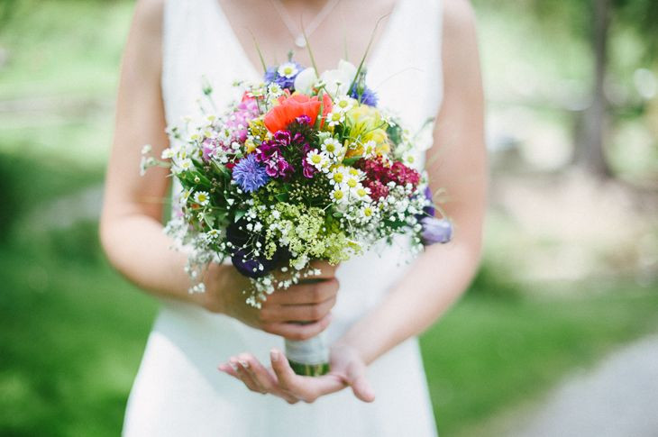 Brautstrauß August
 Bunter Wiesenstrauß bei der Sommerhochzeit