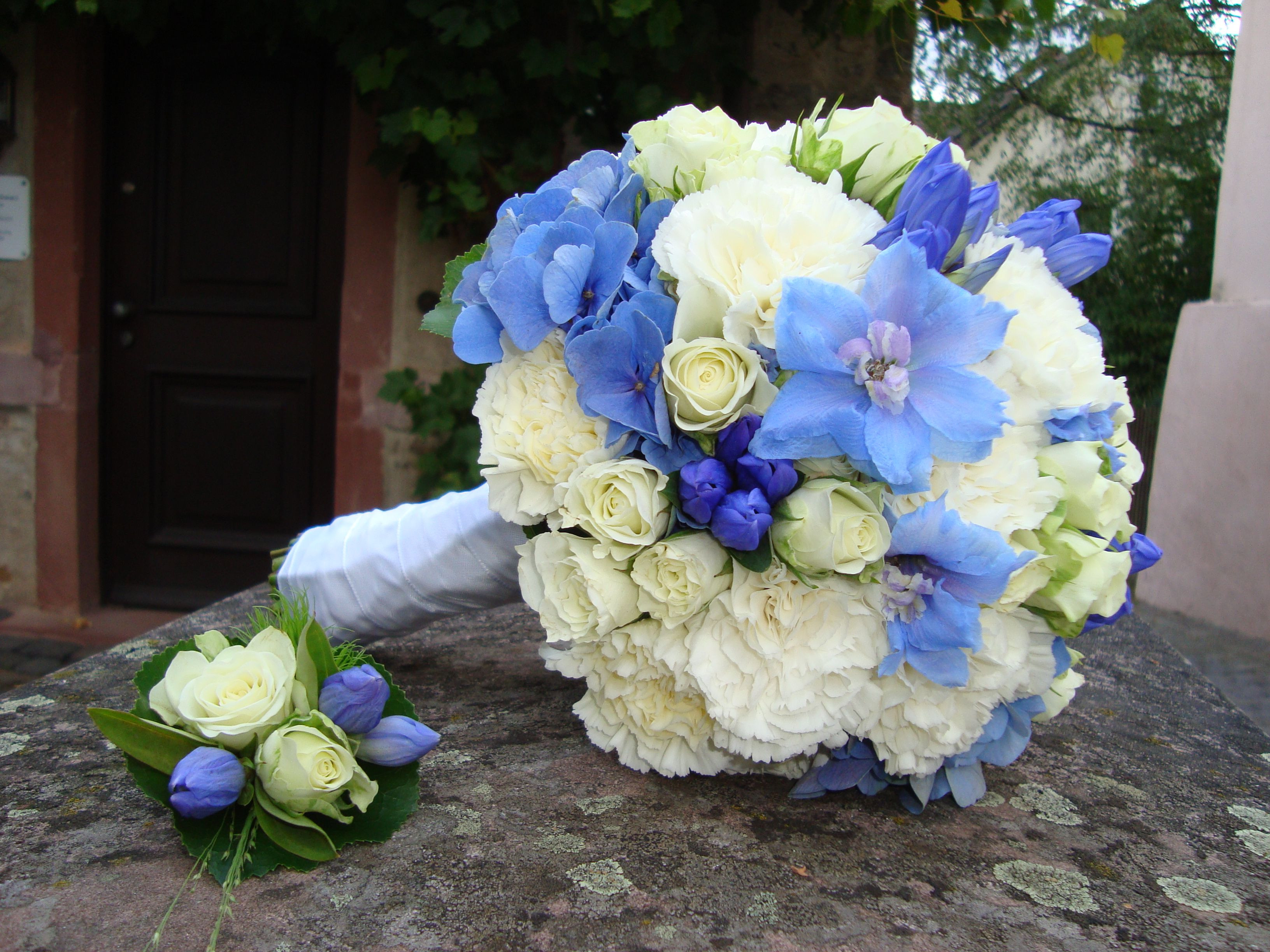 Brautstrauß Blau Weiß
 Brautstrauss weiss blau von FlowerStyle