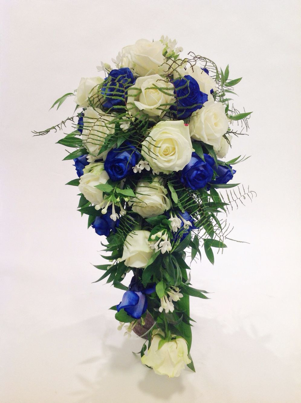 Brautstrauß Blau Weiß
 Brautstrauß blau weiß mit Rosen Bouvardia und Ruscus
