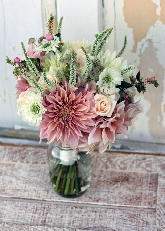 Brautstrauß Megan
 wiesenblumen brautstrauß einweckglas chrysantheme rosa