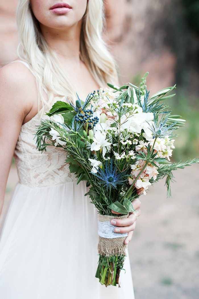 Brautstrauß Oktober
 Brautstrauß mit Protea und blauer Distel