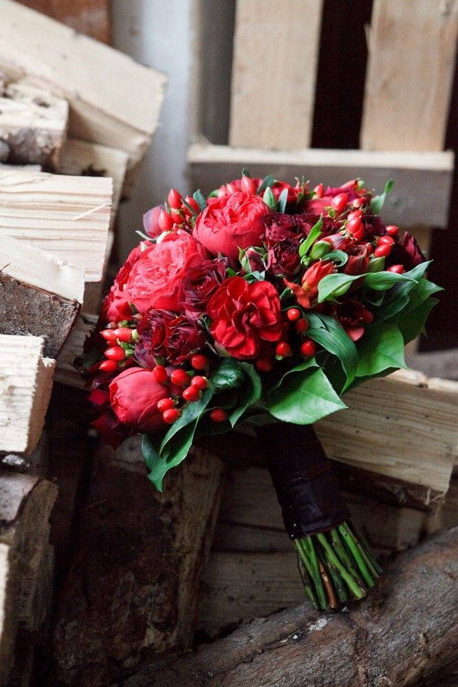 Brautstrauß Oktober
 Brautstrauß in Biedermeierform Rosen und Beeren in Rot